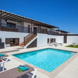 Honey Rose, Apartamento Güime